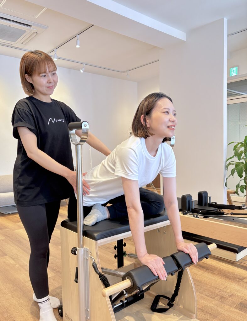 チェアで行うピラティスのエクササイズ